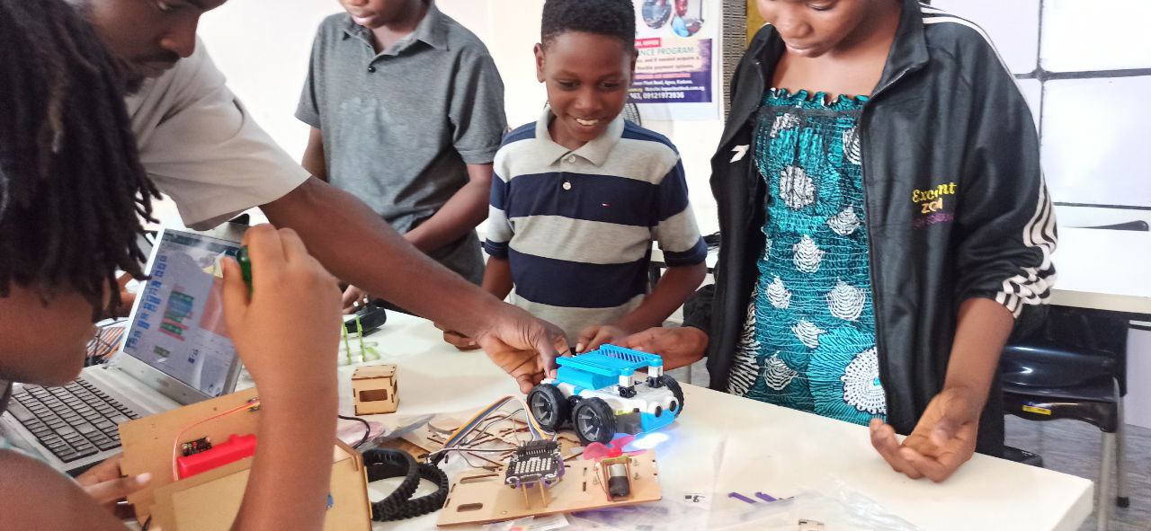 Kids building a simple mobile app prototype in class